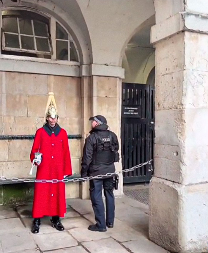 &ldquo;He&rsquo;s Got A Long Day&rdquo;: Police Officer Berates American Tourists Who Can&rsquo;t Stop Ridiculing King&rsquo;s Guard