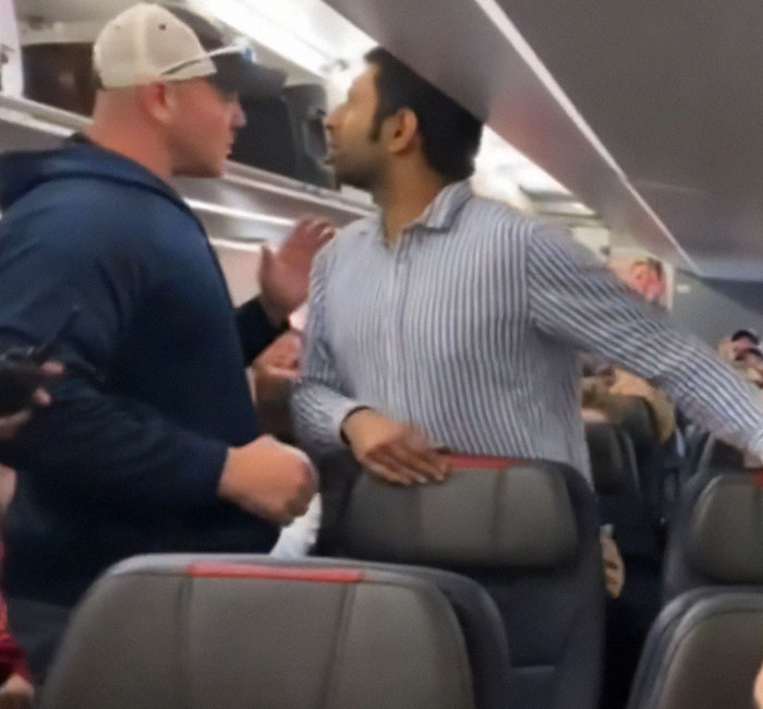 “Wanna Be A Tough Guy”: American Airlines Passengers Stop Aggressive Man Delaying Flight “Wanna Be A Tough Guy”: American Airlines Passengers Stop Aggressive Man Delaying Flight