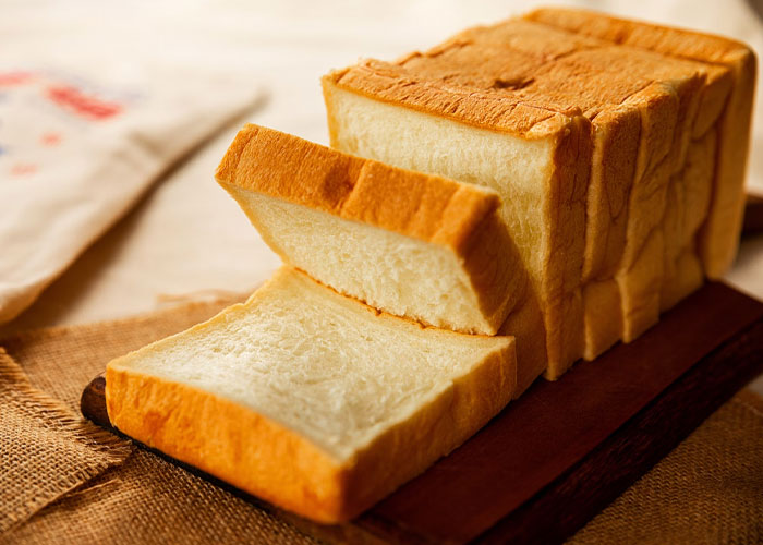 Sliced loaf of bread on a wooden board, illustrating simple everyday things people often confess they didn’t know.