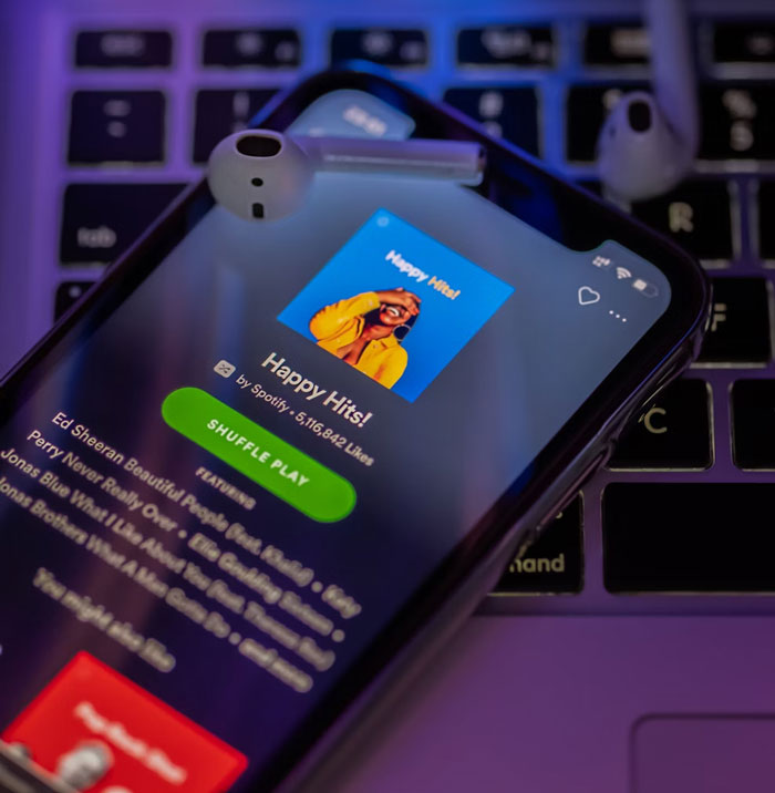 Loud Frat Boy Refuses To Keep The Volume Down, Gets A Dose Of Karma When Woman Retaliates - 7