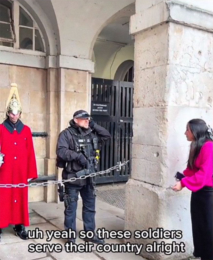 &ldquo;He&rsquo;s Got A Long Day&rdquo;: Police Officer Berates American Tourists Who Can&rsquo;t Stop Ridiculing King&rsquo;s Guard
