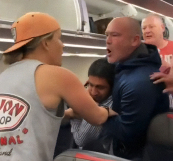 “Wanna Be A Tough Guy”: American Airlines Passengers Stop Aggressive Man Delaying Flight “Wanna Be A Tough Guy”: American Airlines Passengers Stop Aggressive Man Delaying Flight
