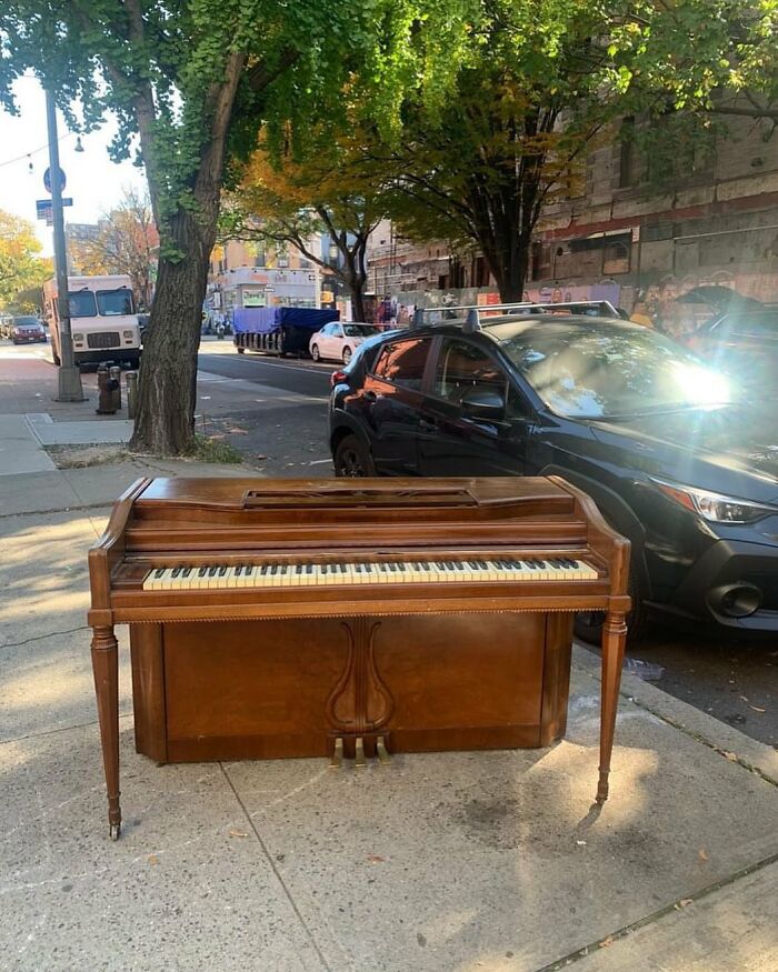It’s A Perfect Day For A Stoop Concert!! 1297 Bergen. A Wurlitzer With Actual Ivory And Wood Keys