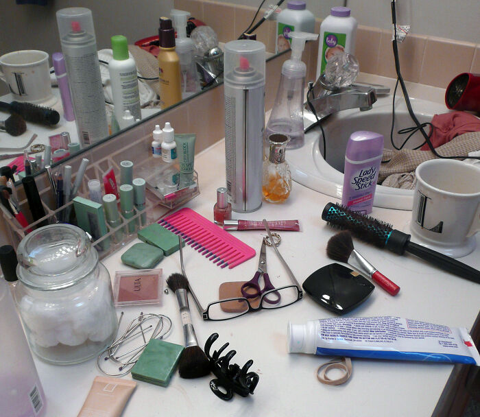 36 Feminine Habits Guys Had No Clue About Until They Started Dating Or Even Got Married - 16