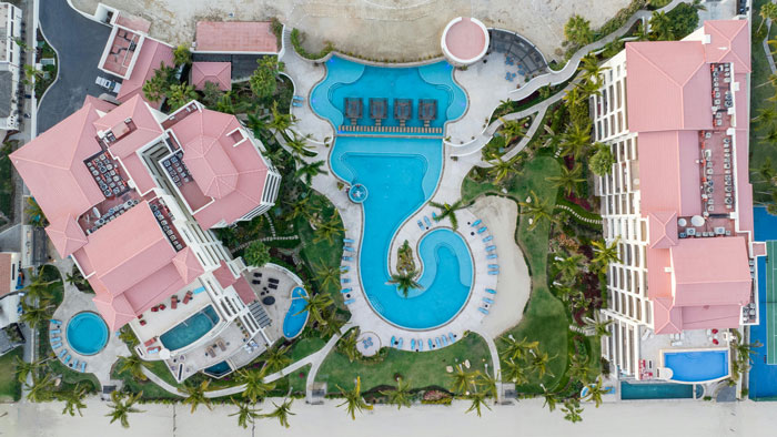 Boss Demands Workers Tell Every Single Thing They’re Doing During A Vacation, Gets Called A Menace Boss Demands Workers Tell Every Single Thing They’re Doing During A Vacation, Gets Called A Menace