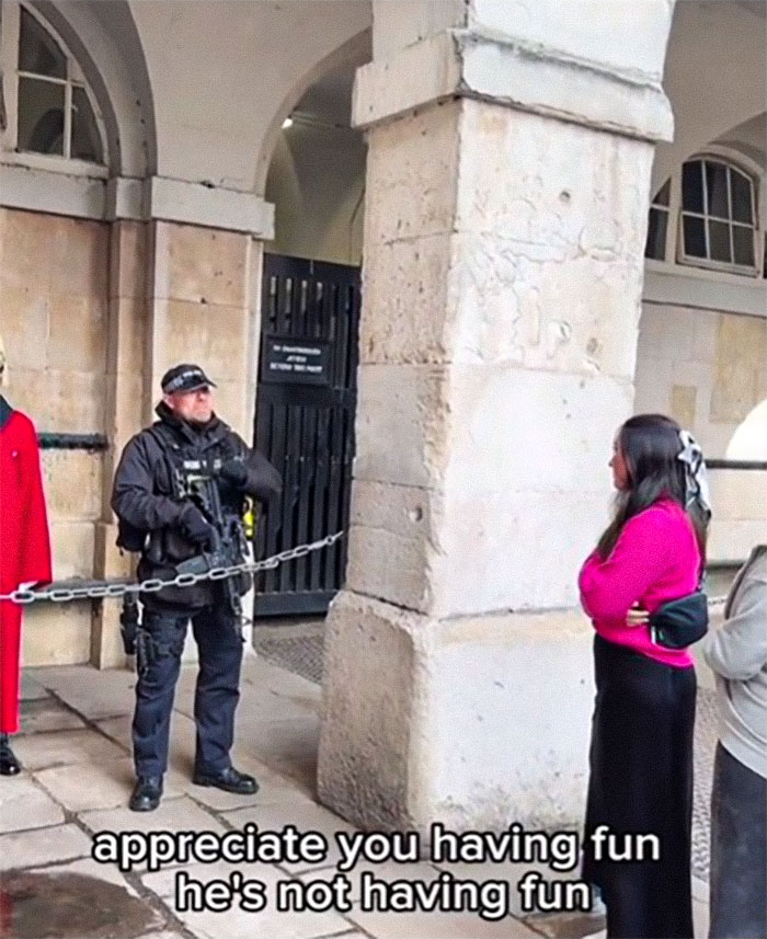 &ldquo;He&rsquo;s Got A Long Day&rdquo;: Police Officer Berates American Tourists Who Can&rsquo;t Stop Ridiculing King&rsquo;s Guard