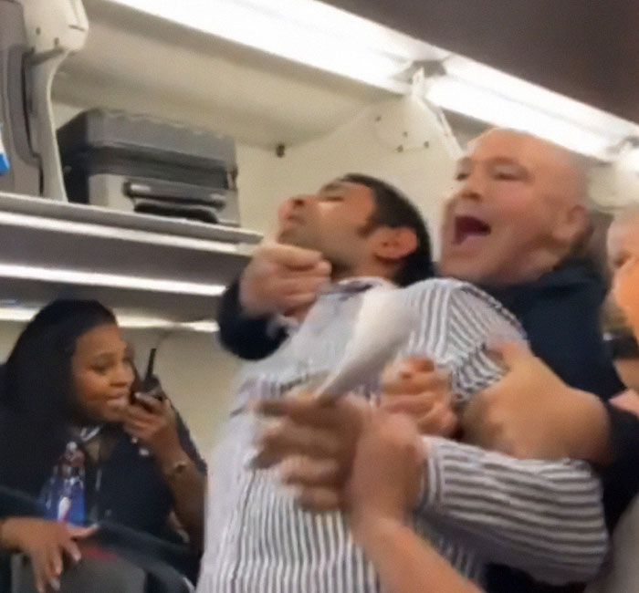 “Wanna Be A Tough Guy”: American Airlines Passengers Stop Aggressive Man Delaying Flight “Wanna Be A Tough Guy”: American Airlines Passengers Stop Aggressive Man Delaying Flight