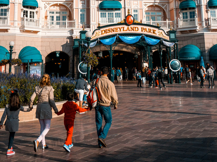 Nanny Is Asked To Accompany Family On Their Vacation, They Don’t Realize That It Would Be Her Work - 4