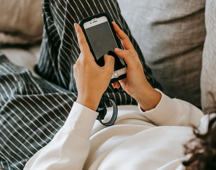 Man Hides A Camera In The House To Prove His Stay-At-Home Wife Is Lazy And Worthless