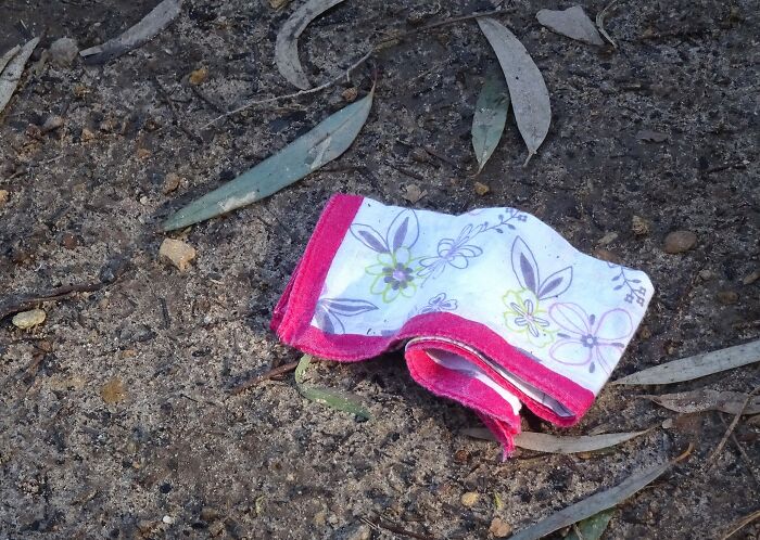 34 Behaviors That Creep People Out Now But Once Were Considered Romantic, As Pointed Out Online