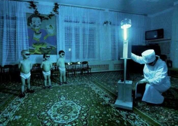 Niños de Siberia recibiendo exposición a luz ultravioleta durantes el largo y oscuro invierno