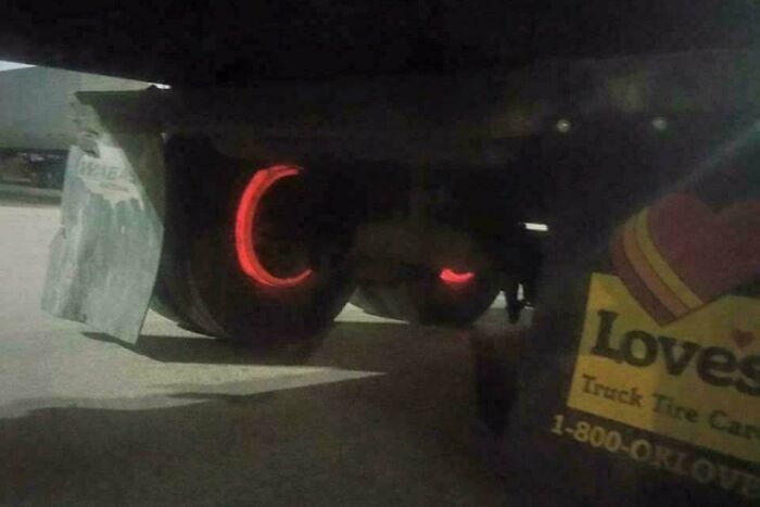 El conductor se negó a esperar a que pudiéramos arreglar su coche la mañana siguiente. Se fue con los frenos así