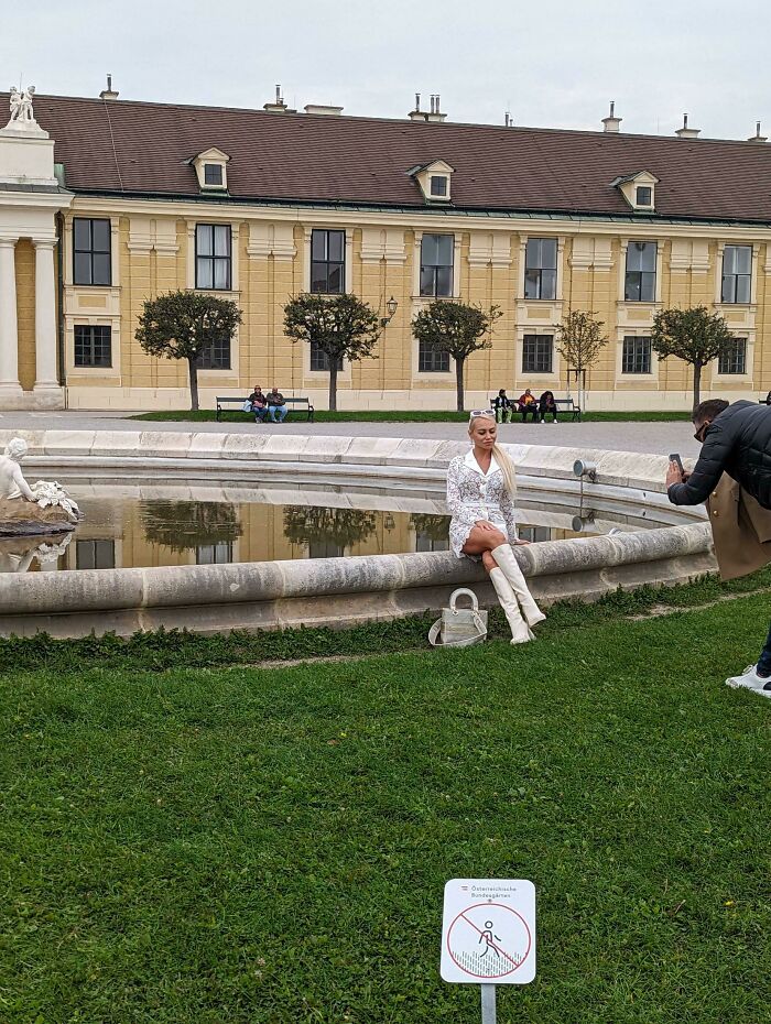 Los carteles no son para ella