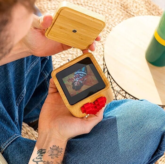  Lovebox Color & Photo Messaging Device - Express Affection And Bridge Distances With Special Messages!