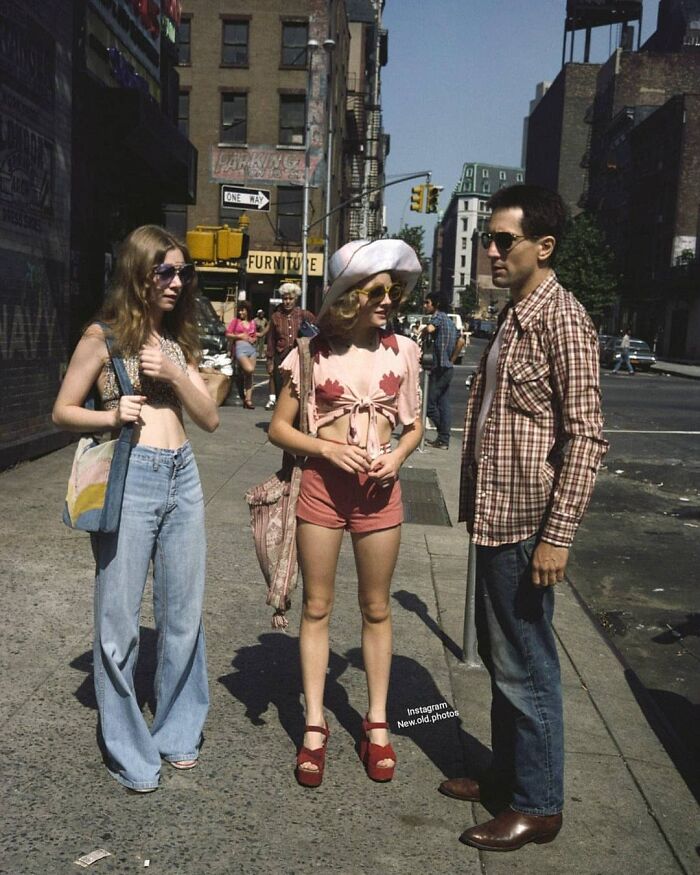 “ Jodie Foster And Robert De Niro On The Set Of Martin Scorsese's Taxi Driver , 1976 ”

facebook " Group " 
vintage / History Of Everything & Weird Facts
......................

.
.
.

#taxidriver #70s #jodiefoster #1976 #deniro #martinscorsese #robertdeniro