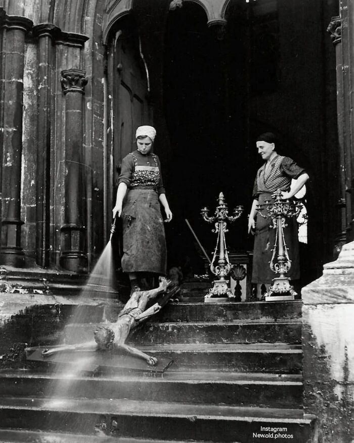 Cleaning Day At Church, Leipzig Germany C.1920.

facebook " Group " 
vintage / History Of Everything & Weird Facts
................................... ...................................

#cleaning #church #leipzig #leipzigcity #leipziger #churchcleaning #cleaningday #leipzigchurch #leipzigtravel #kirchen
#vintage #vintagephoto #vintagephotos #oldgermany #vintagegermany #kirche #20s #germanychurch #c1920 #diekirch #leipzigphotography #kirche #1920s
...................................

..