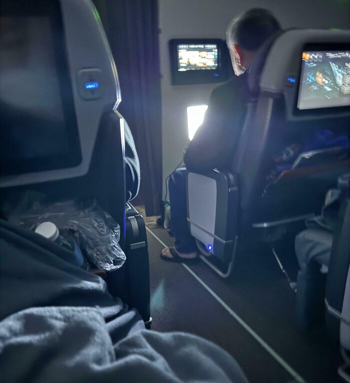 This Man’s Laptop Set On Maximum Brightness In A Dark Flight