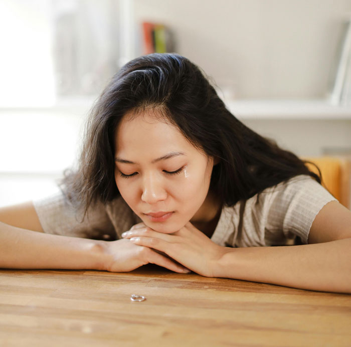 Woman Learns Husband Is Sleeping With Her Cousin, Ensures They Both Live To Regret It Woman Learns Husband Is Sleeping With Her Cousin, Ensures They Both Live To Regret It