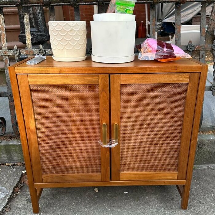 Is Using This Stoop To Set Up A Bar A Weird New Year’s Resolution? Asking For A Friend… 14th St Between 3rd And 4th Ave 