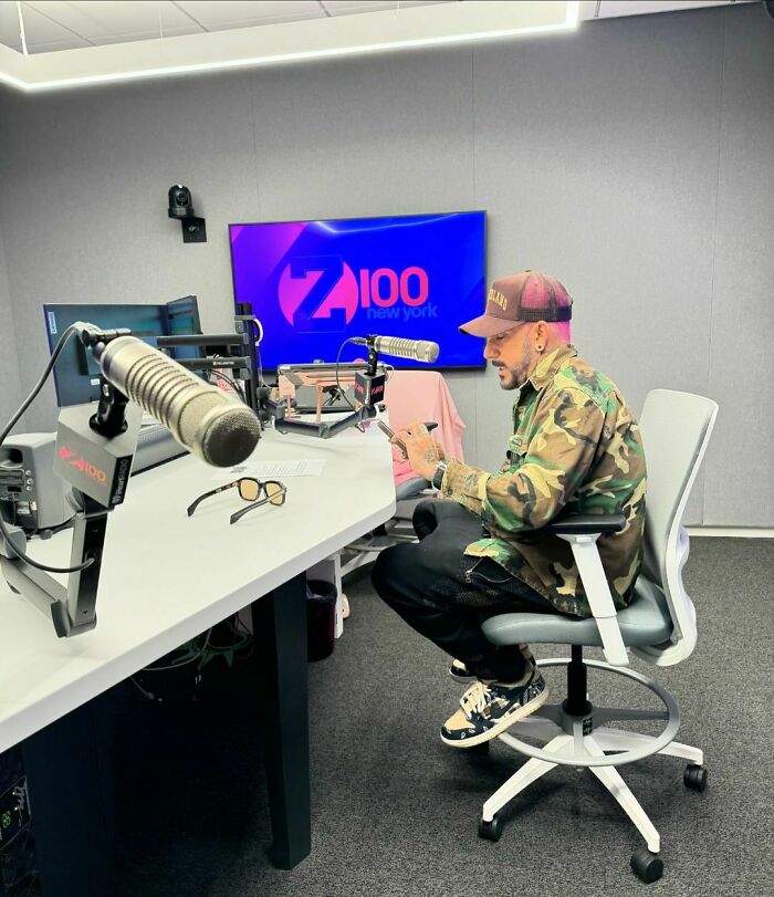 30 Celebrity Encounters So Awkward, You Can Feel The Secondhand Embarrassment A Mile Away