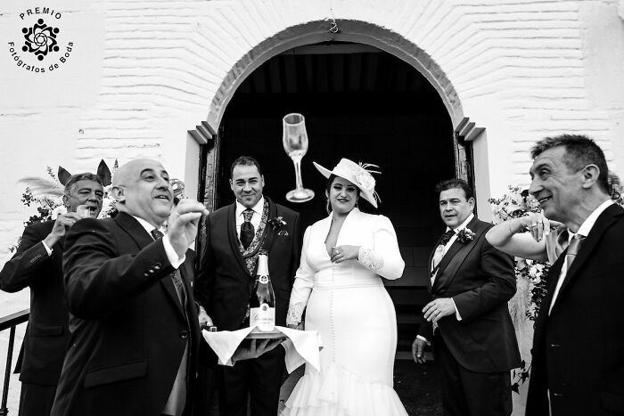 Guests celebrating a wedding toast, featuring one of the most incredible wedding photos of 2024 by Premios FdB.