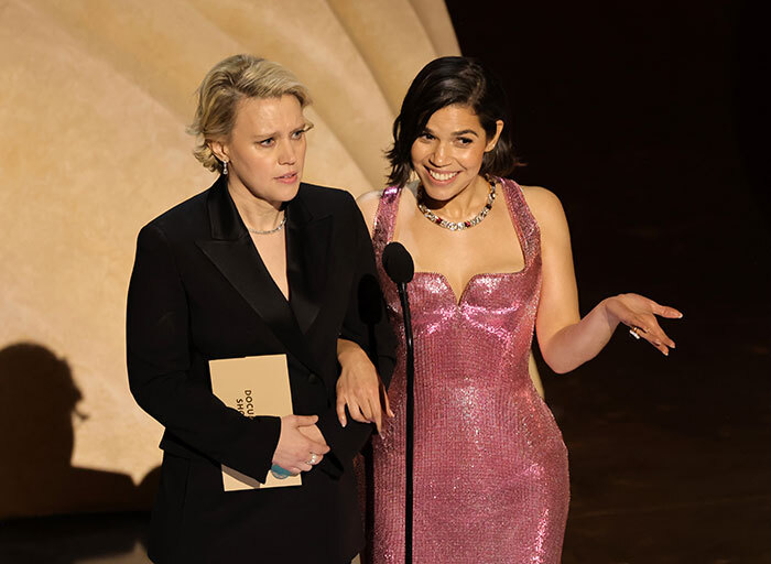 Kate Mckinnon Discovers She&rsquo;s Been Sending &ldquo;Tasteful Nudes&rdquo; To Steven Spielberg At The 2024 Oscars