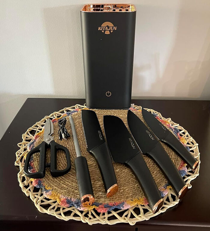 Innovative Smart Knife Set With Built-In Sharpening Rod And Self-Cleaning Function For Quick And Convenient Kitchen Maintenance