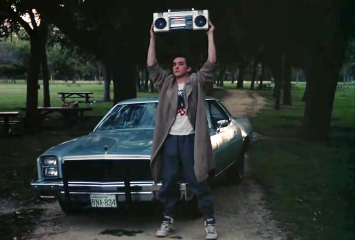 34 Behaviors That Creep People Out Now But Once Were Considered Romantic, As Pointed Out Online