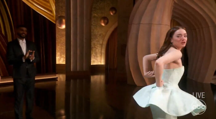 "My Dress Is Broken": Emma Stone Accepts Oscar In Unzipped Dress, Becomes Emotional On Stage