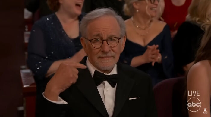 Kate Mckinnon Discovers She&rsquo;s Been Sending &ldquo;Tasteful Nudes&rdquo; To Steven Spielberg At The 2024 Oscars