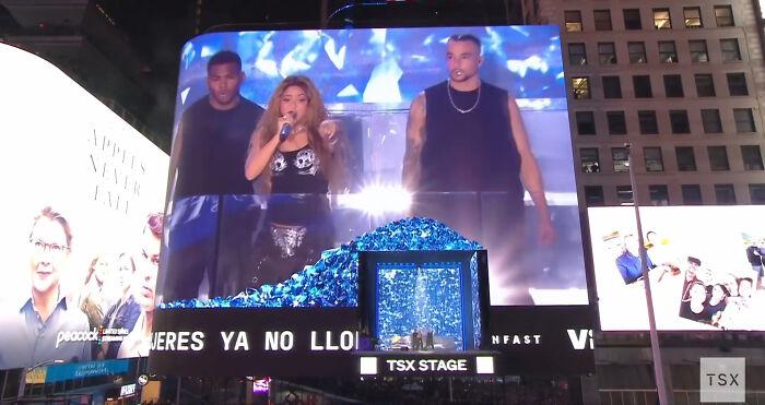 Shakira Invited Fans To Times Square For Surprise Concert Just Hours Before It Kicked Off, 40,000 Attended