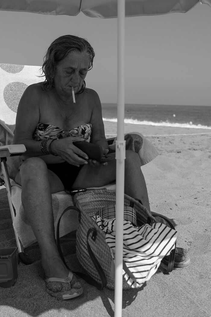 Sun, Sand, And Salesmen: 40 Pictures Of 'Looky Looky' Men And Other Beach Scenes