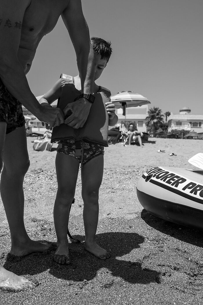 Sun, Sand, And Salesmen: 40 Pictures Of 'Looky Looky' Men And Other Beach Scenes