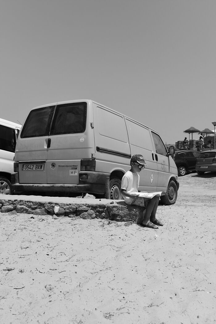 Sun, Sand, And Salesmen: 40 Pictures Of 'Looky Looky' Men And Other Beach Scenes