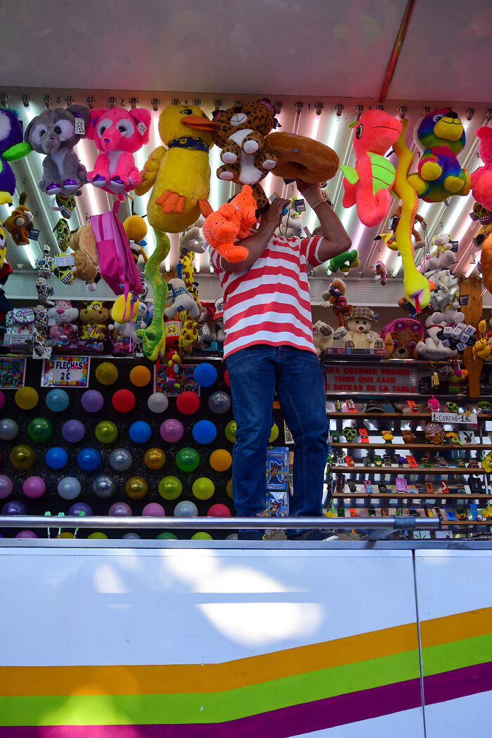 Sun, Sand, And Salesmen: 40 Pictures Of 'Looky Looky' Men And Other Beach Scenes