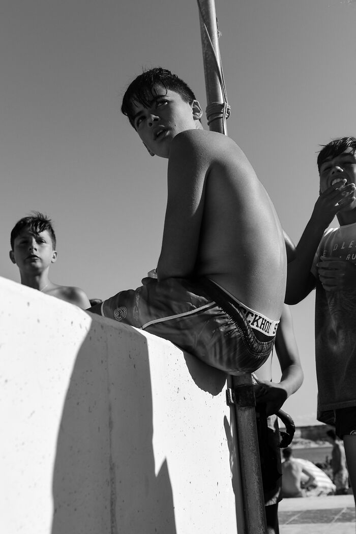 Sun, Sand, And Salesmen: 40 Pictures Of 'Looky Looky' Men And Other Beach Scenes