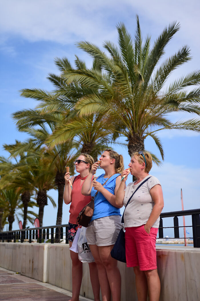 Sun, Sand, And Salesmen: 40 Pictures Of 'Looky Looky' Men And Other Beach Scenes