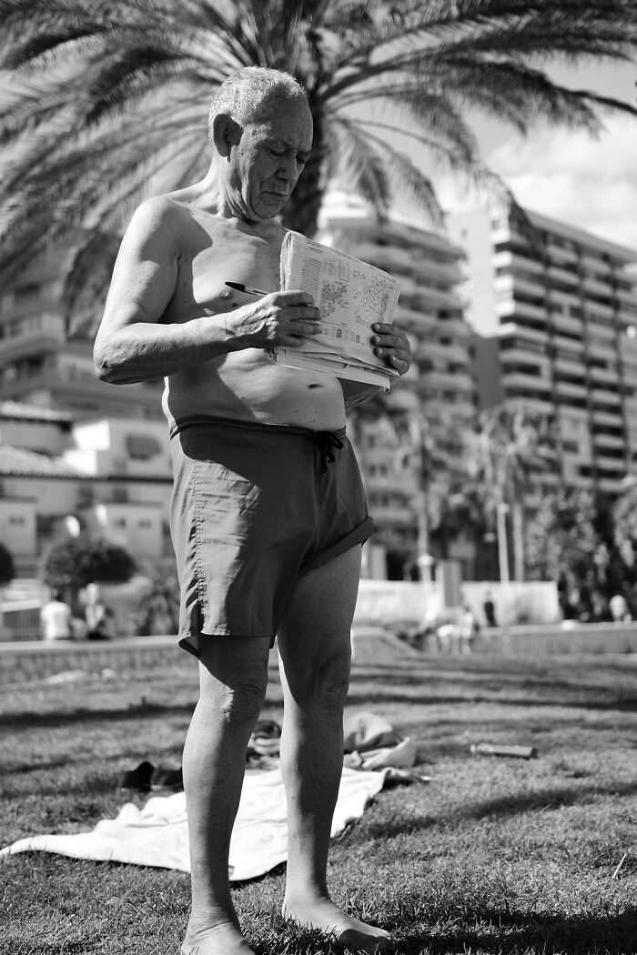 Sun, Sand, And Salesmen: 40 Pictures Of 'Looky Looky' Men And Other Beach Scenes
