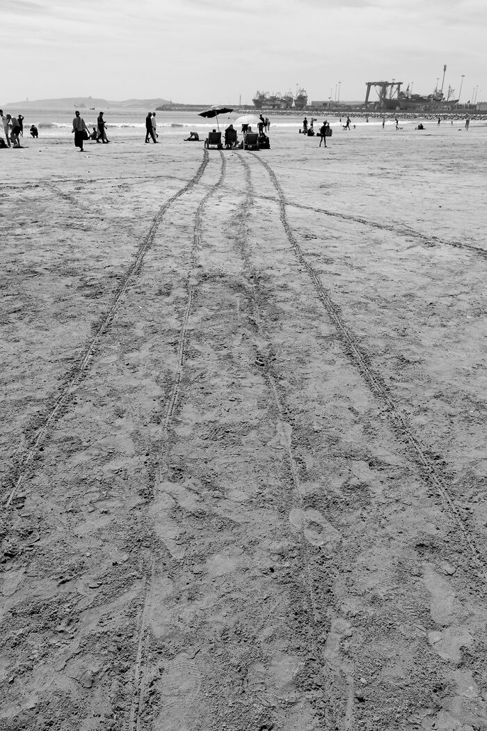 Sun, Sand, And Salesmen: 40 Pictures Of 'Looky Looky' Men And Other Beach Scenes