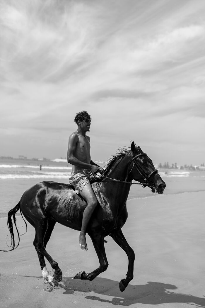 Sun, Sand, And Salesmen: 40 Pictures Of 'Looky Looky' Men And Other Beach Scenes