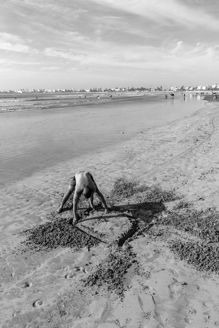 Sun, Sand, And Salesmen: 40 Pictures Of 'Looky Looky' Men And Other Beach Scenes