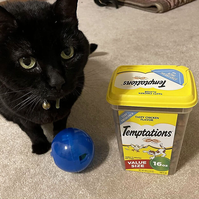 Cat's Delight: Classic Cat Treats In Tasty Chicken Flavor - A Feline Favorite!