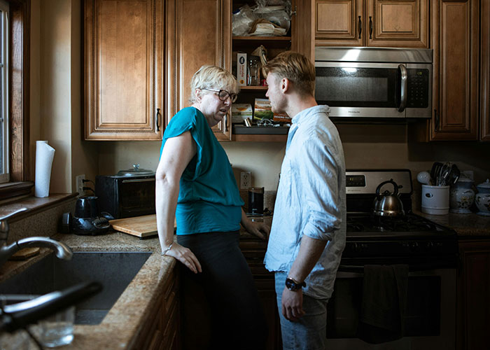 People Describe What It's Like To Have Their Broke Boomer Parents Move In With Them (30 Stories)