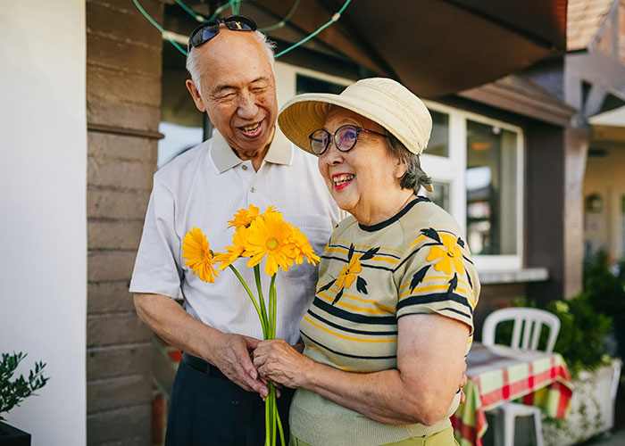 People Describe What It's Like To Have Their Broke Boomer Parents Move In With Them (30 Stories)