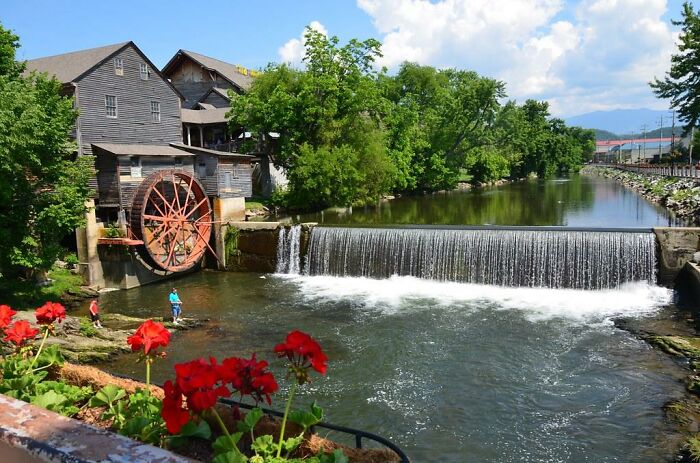 "Plastic City Full Of Plastic People": 30 Tourist Trap Cities To Reconsider Visiting