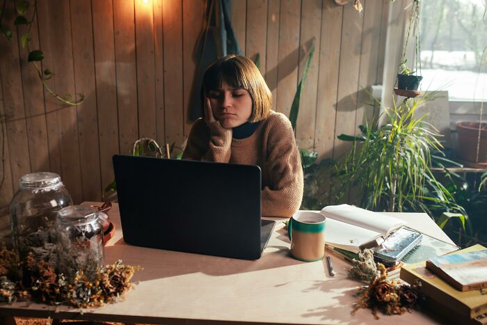 30 Men Don’t Hold Back Revealing What Gives Them "The Ick" About Women