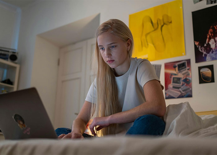 Dad Is Crushed After Daughter Calls Him Out For Abandoning Her In Favor Of His New Marriage