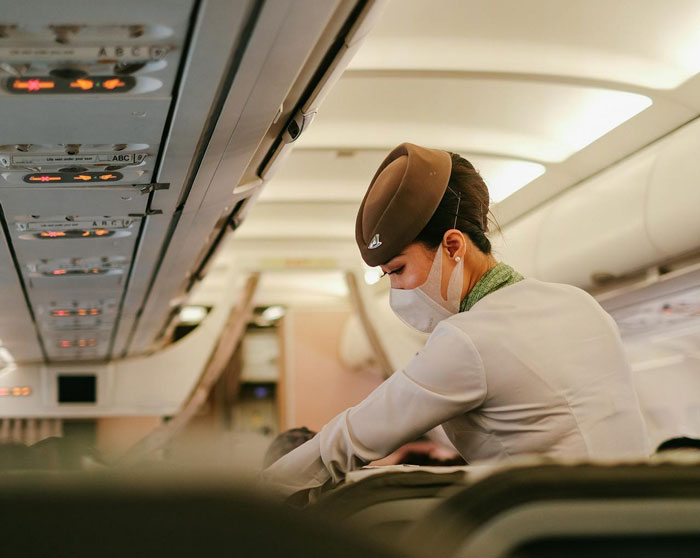 Flight Attendant Loses His Patience With Entitled Mom Who Just "Can't Sit In The Middle"