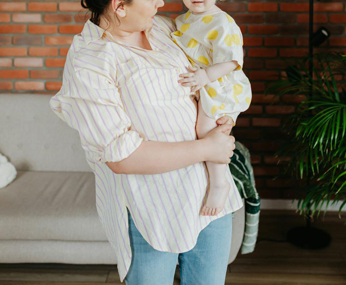 Flight Attendant Loses His Patience With Entitled Mom Who Just "Can't Sit In The Middle"