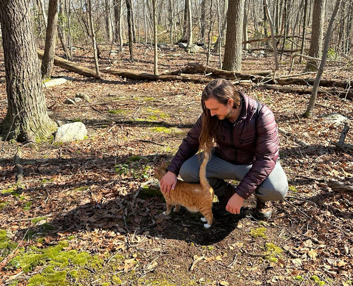 People Online Are In Love With This Adorable Cat Who Takes Its Owner&rsquo;s Guests For Guided Hikes